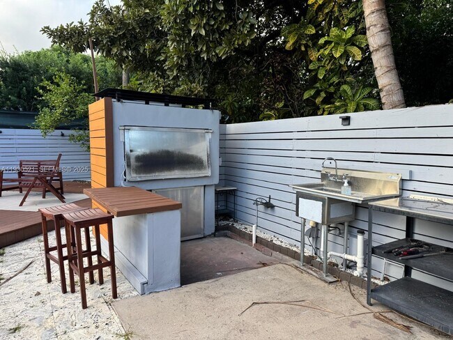 Building Photo - 985 NE 115th St