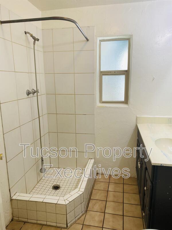 Building Photo - 443 E Delano St