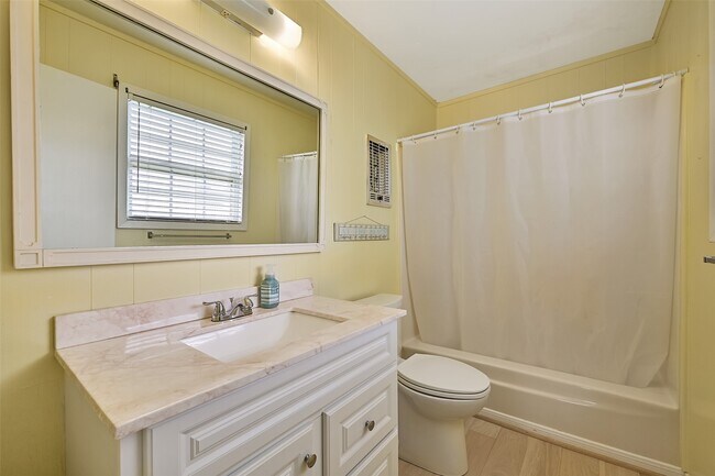 Building Photo - 16904 Beachcomber Dr