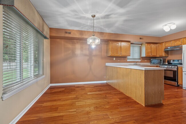 Building Photo - 135 Hampton Ave