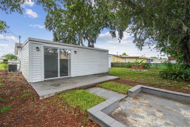 Building Photo - 1833 Knollwood Dr
