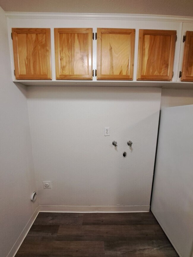 Building Photo - Charming 2-Bedroom Townhome in Fresno – Spacious Layout, Modern Kitchen & Community Amenities!