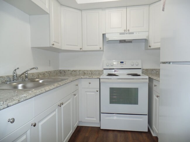 Building Photo - Updated, spacious one bedroom