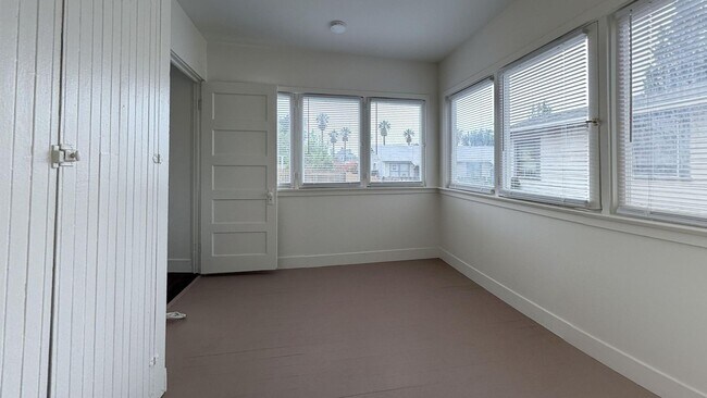 Building Photo - 256 Nordina St