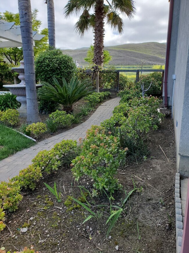 Building Photo - Wonderful 5bd / 3.5ba with 2 master suites