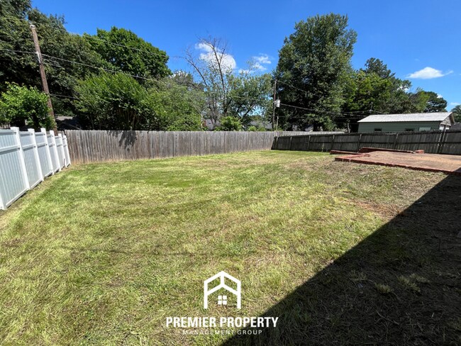 Building Photo - Charming 3BR/2BA Home Near Parkway Village | Hardwood Floors Throughout & Fenced Yard