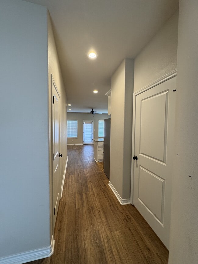 Building Photo - 5670 Shadowbend Cir N