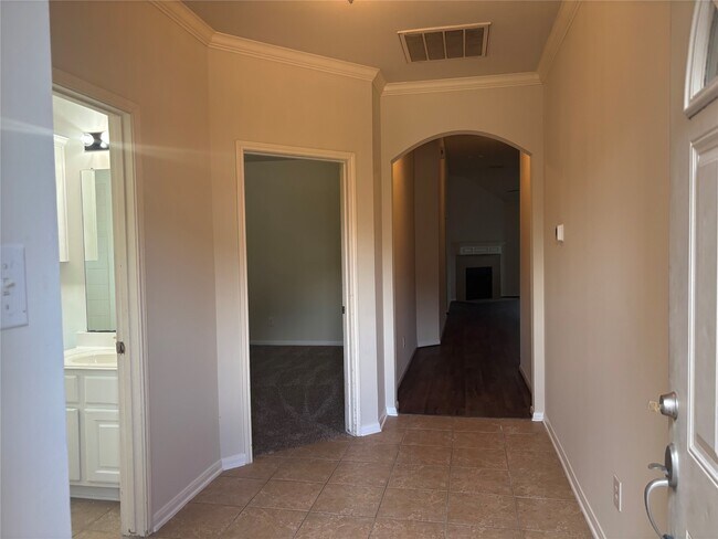 Building Photo - 1930 Shady Oaks Ct