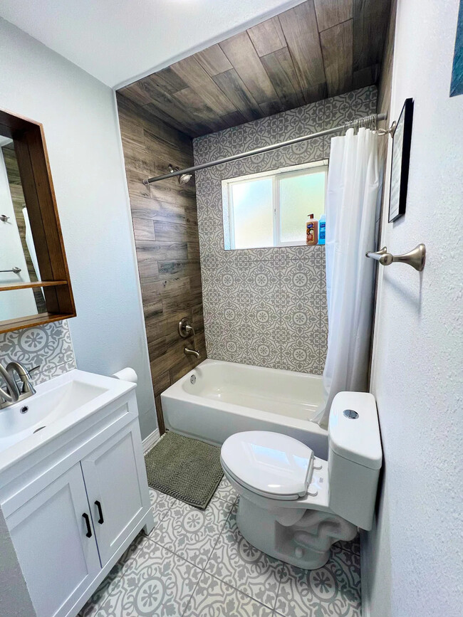 Full Bathroom - 4021 Fillmore Ave