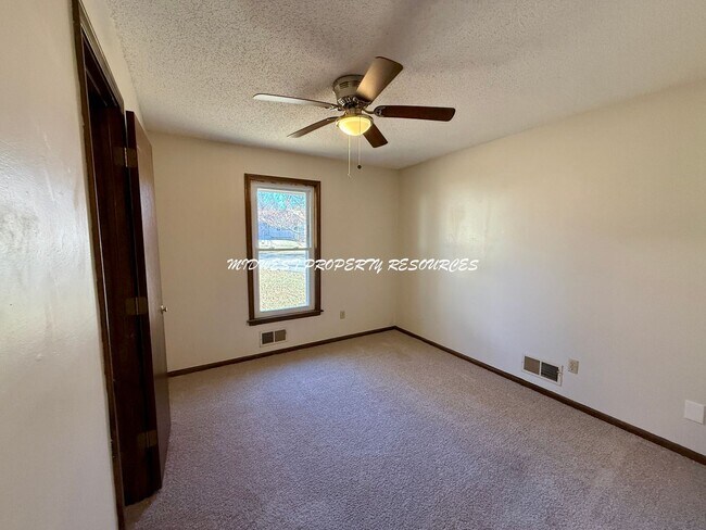 Building Photo - Amazing 3 Bedroom Home - Blue Springs Schools!