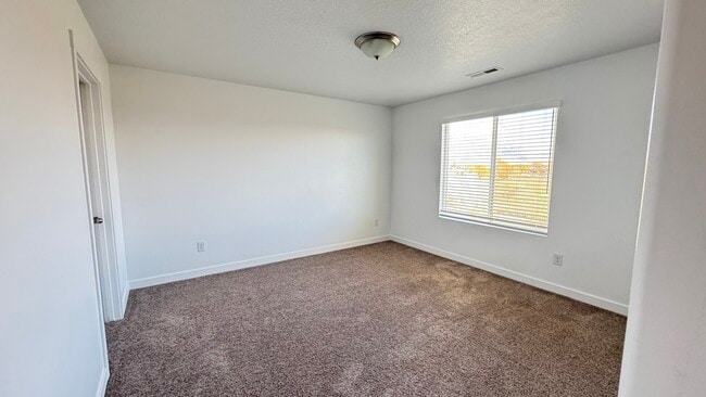 Building Photo - 404 Grassland Dr