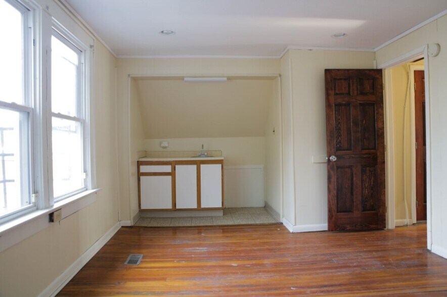 Building Photo - 116 E 12th Ave