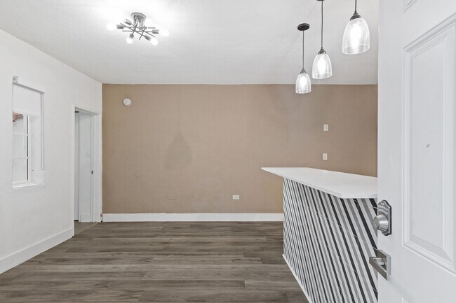 Building Photo - Resort-Style 1-Bedroom Apartment in Prime ...