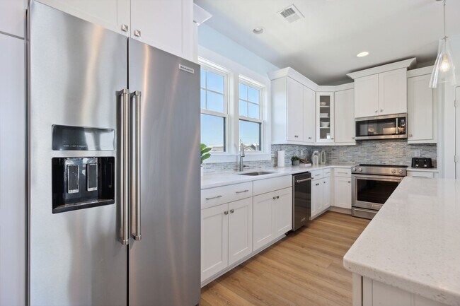 Building Photo - NEW HIGH END OFF-SEASON RENTAL NOW AVAILABLE