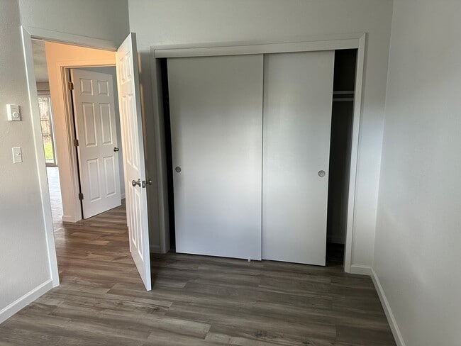 Building Photo - Beautifully updated 2 bedroom 1 bath duple...