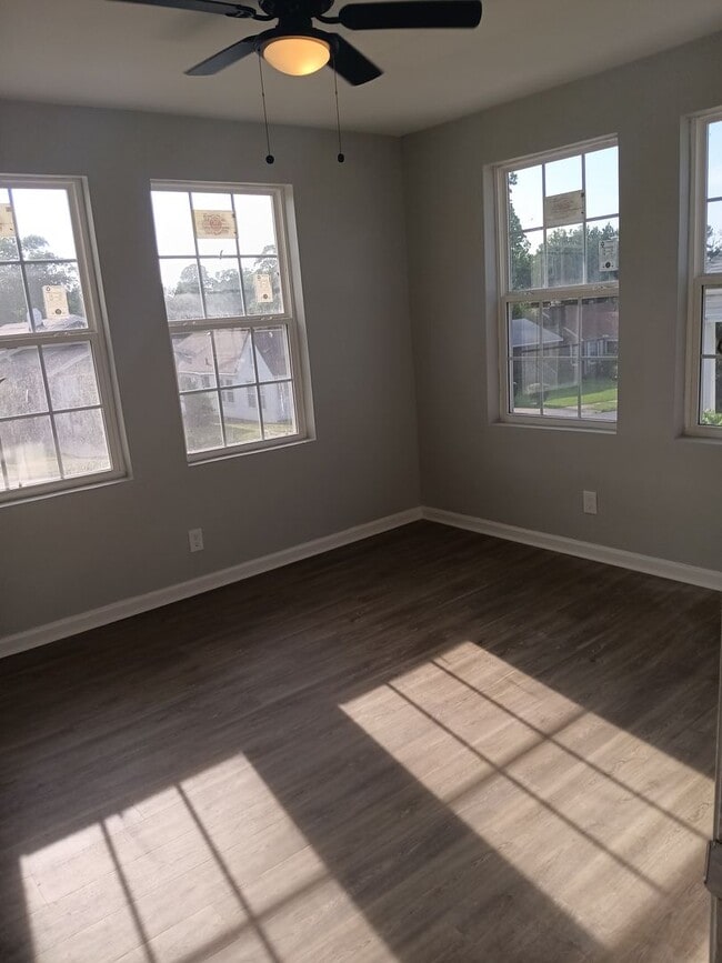 Building Photo - Newly Renovated Home in Quite Neighborhood
