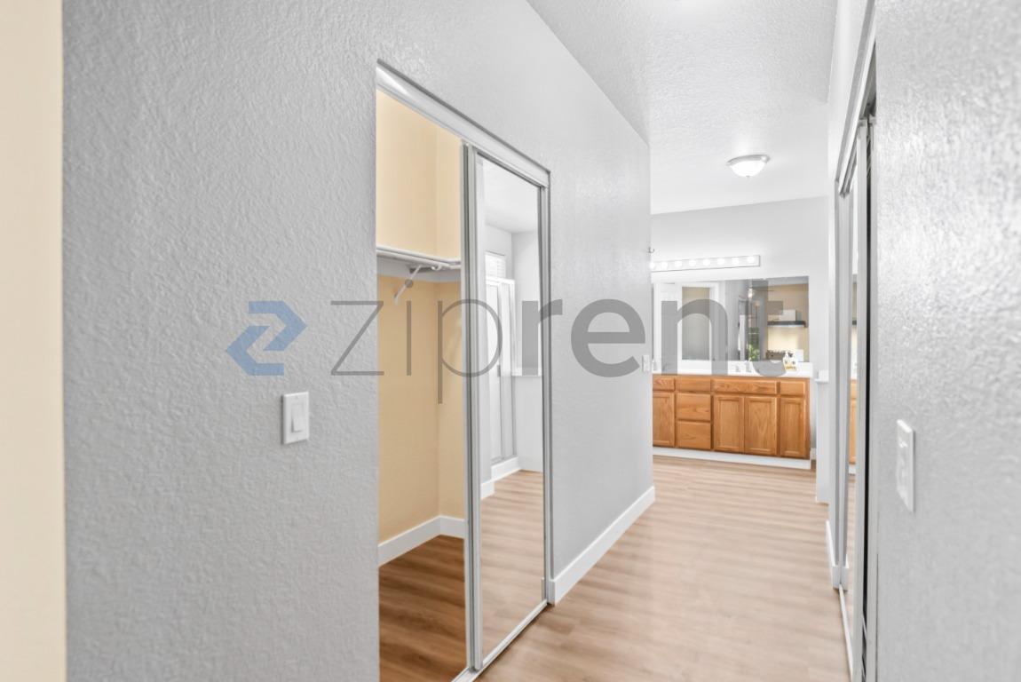 Building Photo - Unit