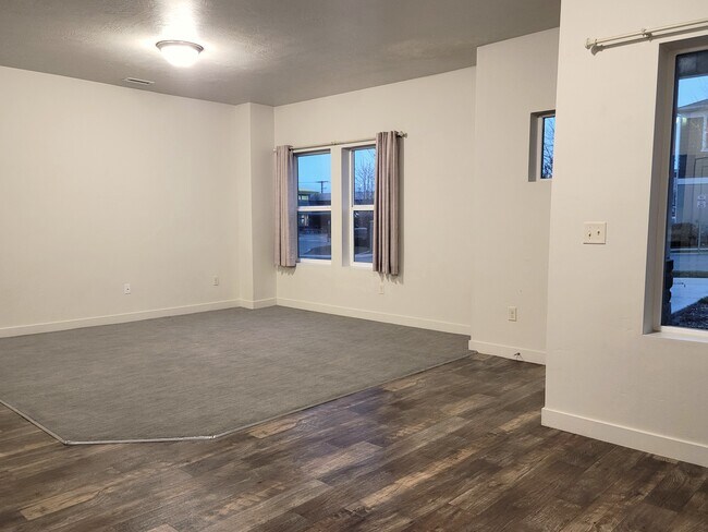 Building Photo - 5655 Island Ridge Dr