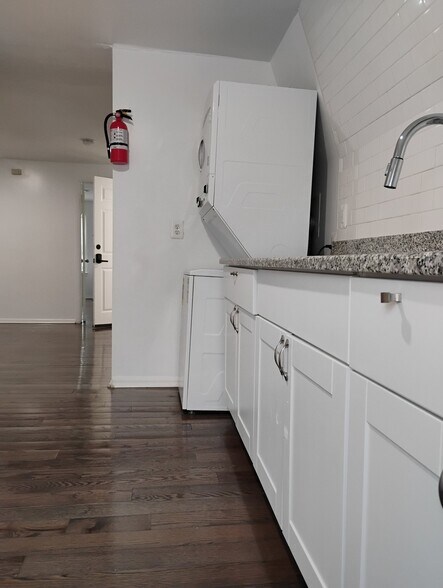 Building Photo - 497 Tremont Ave