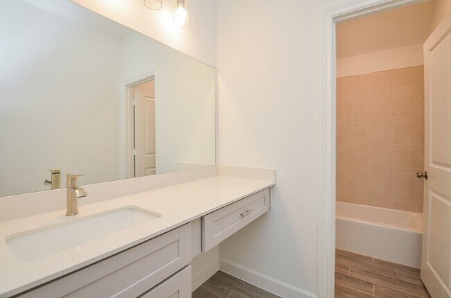 Building Photo - 3811 Hermitage Dr