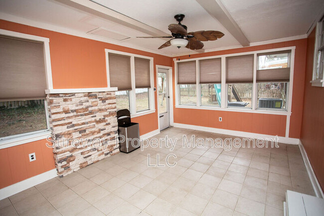 Building Photo - 841 Grove St