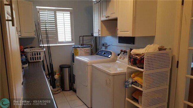 Building Photo - 191 SE 9th Ct