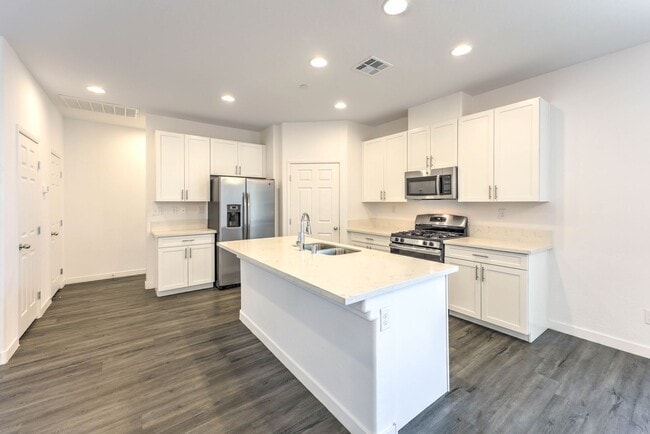 Building Photo - MUST SEE 3 bedroom Home!