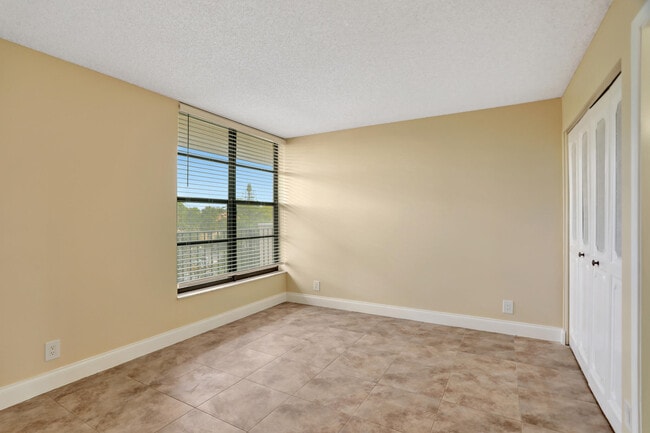 Building Photo - 3 Royal Palm Way