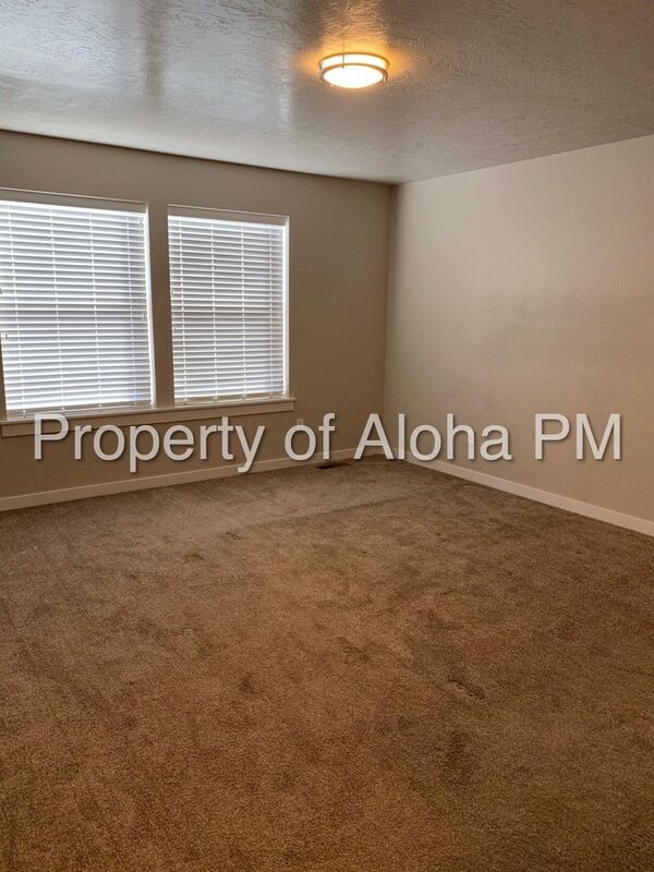 Building Photo - 6142 N Silver Spruce Ave