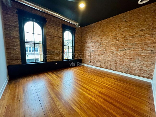 Building Photo - 209 W Main St