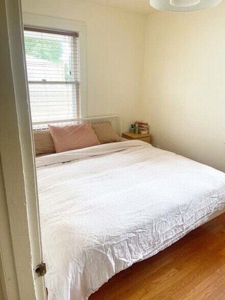 Main BR: king bed pictured. Not a huge room but cozy with a big closet tho. - 5124 NE 35th Pl