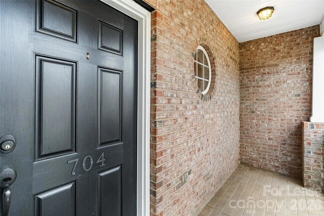 Building Photo - 704 Deercross Ln
