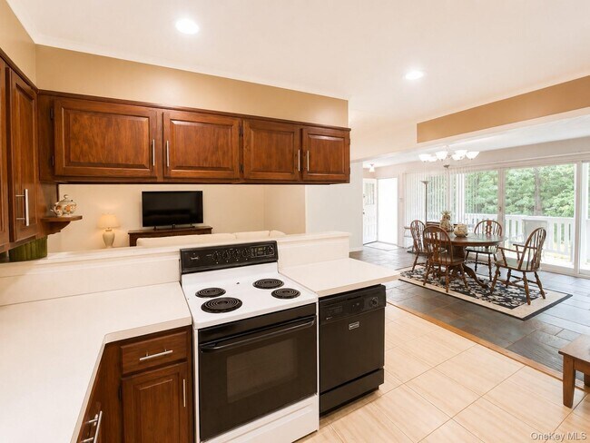 Building Photo - 40 Maplewood Dr