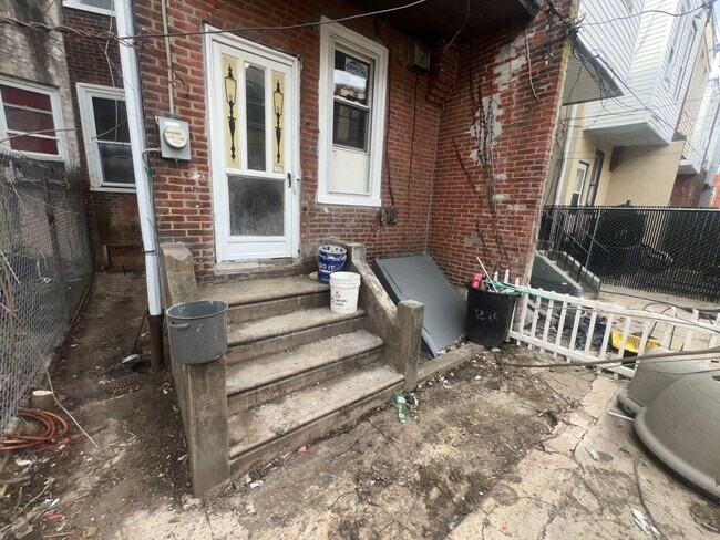 Building Photo - Oversized Classic Row Home w Wood Floors a...