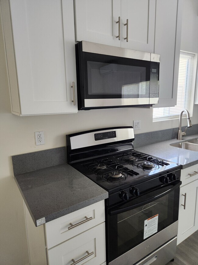 Building Photo - 466 E 60th St