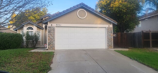 Building Photo - Wonderful 3 Bedroom 2 Bathroom Home in Elk...