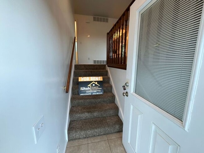 Building Photo - 2 bdrm 1 bath Duplex. Small Dog Friendly