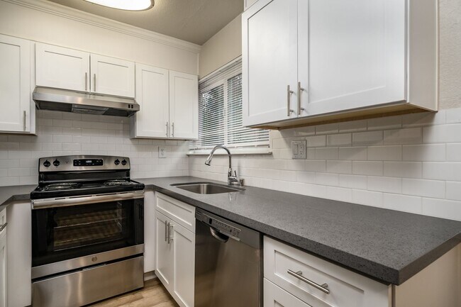 Building Photo - Recently Renovated 2 Bedroom 1 Bath, Two-Level Apartment-Great Midtown location!
