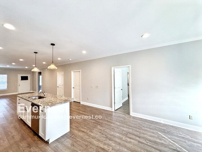Building Photo - 3-Bedroom, 2-Bathroom Home in a Convenient...