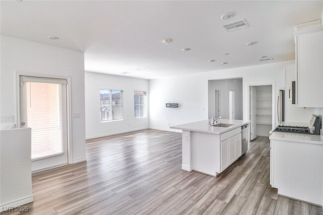 Building Photo - 216 Callen Falls Ave