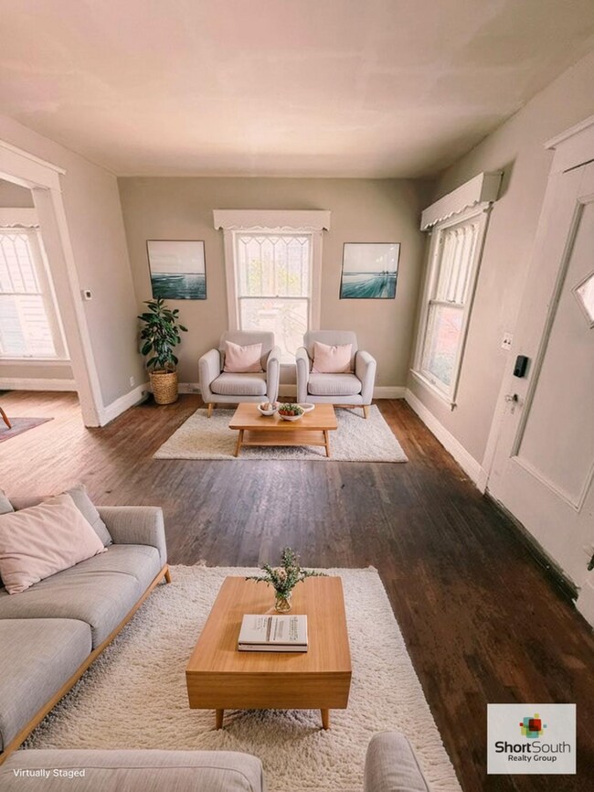 Building Photo - Updated 3 bed 1 bath main floor apartment