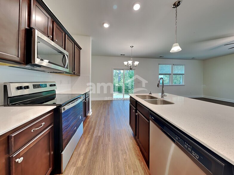 Building Photo - 223 S Live Oak Dr