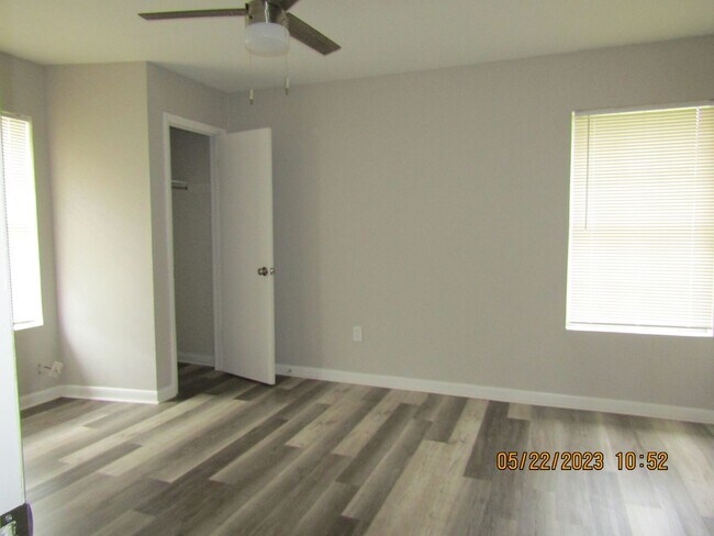 Building Photo - Very Nice Remodeled Duplex Home! No Pet Home!