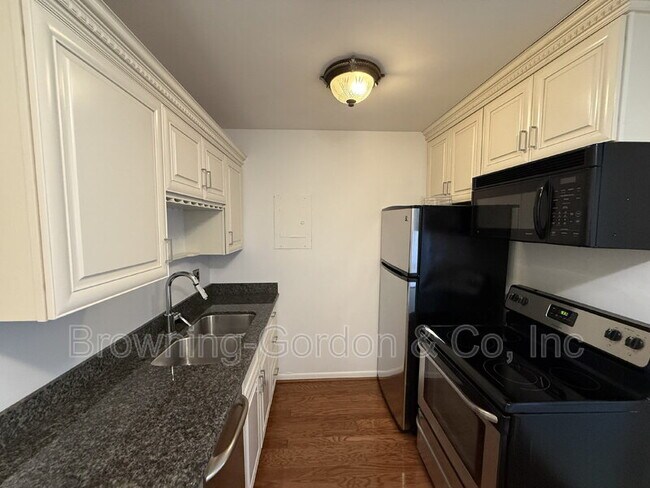 Building Photo - 3600 Hillsboro Pike