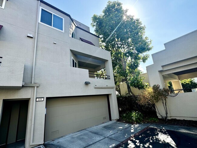 Building Photo - 109 E Court Ln