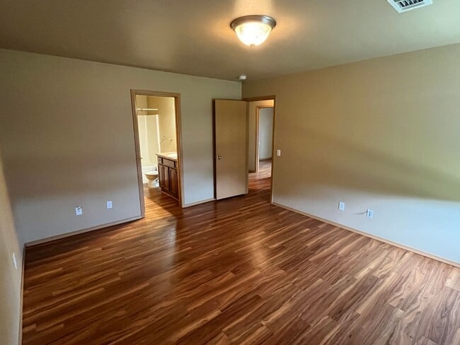 Building Photo - 808 W 13th St