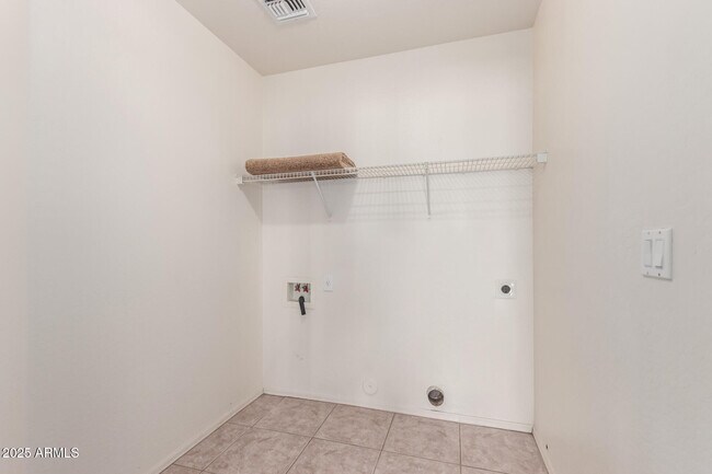 Building Photo - 608 W Rattlesnake Pl