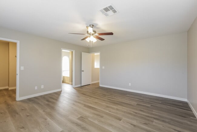 Building Photo - 1112 Barton Green Dr