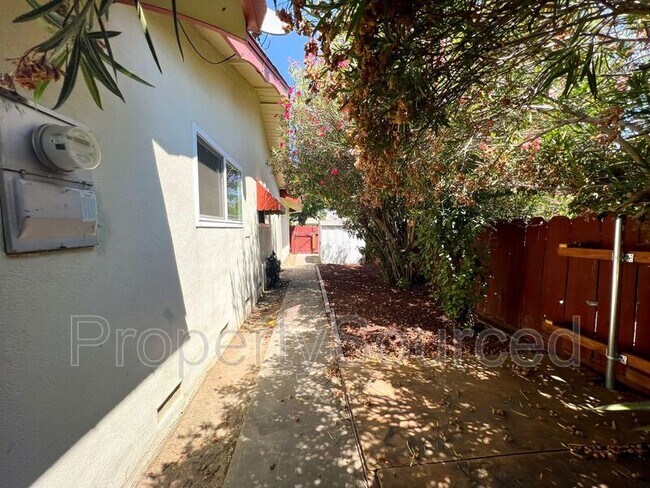 Building Photo - 320 E Granada Way