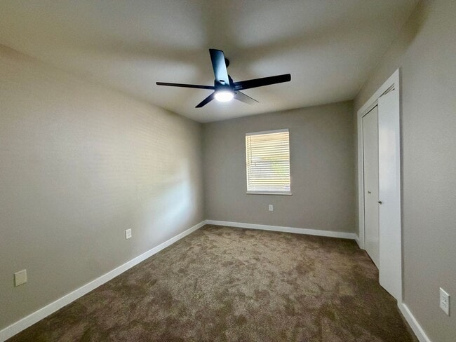 Building Photo - 3401 Oakridge Ln